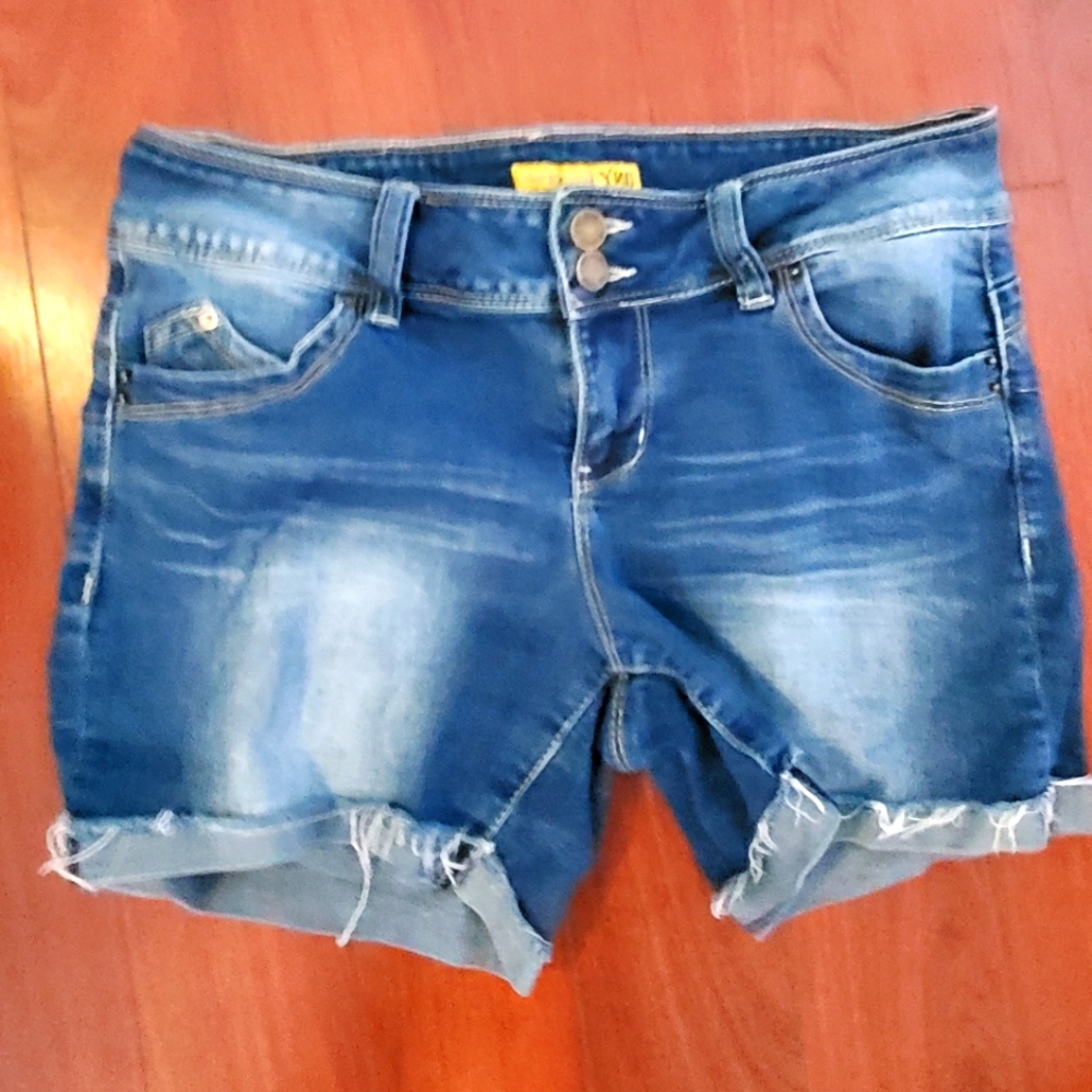 Double-buttoned denim shorts